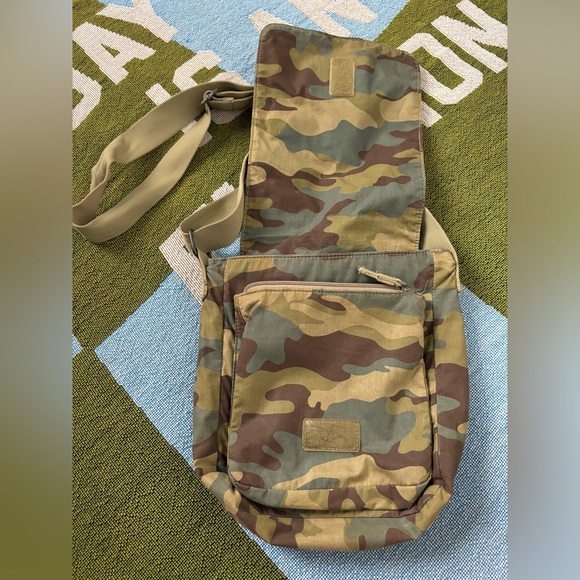 Old Navy Camoflauge Crossbody Shoulder Bag - Picture 2 of 4